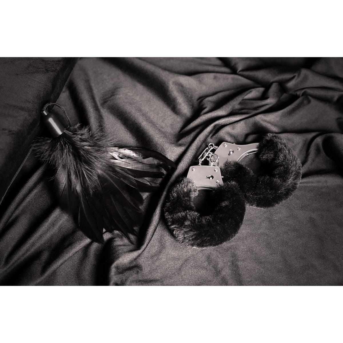ALGEMAS COM PELÚCIA FURRY METAL PRETO OUCH!